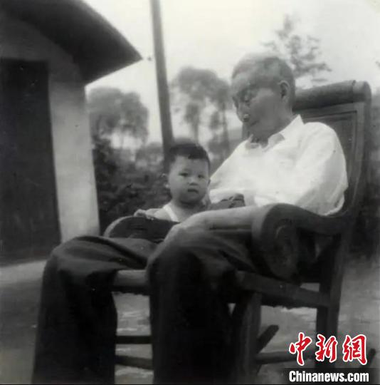 陳望道與幼年的陳曉帆。　陳曉帆供圖