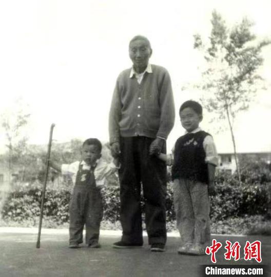 陳望道與幼年的陳曉帆(左)、陳曉帆的哥哥一起合影?！￡悤苑﹫D