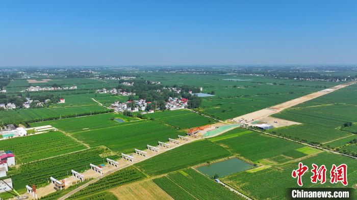 航拍合(肥)周(口)高速潁臨段8標(biāo)架梁施工現(xiàn)場?！⒂癫?攝