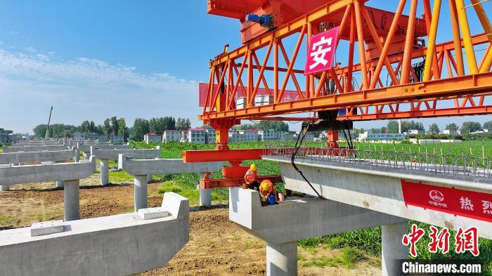 長25米重80噸的箱梁平穩(wěn)、精準(zhǔn)地落在S314分離式立交橋25號和26號墩上?！⒂癫?攝