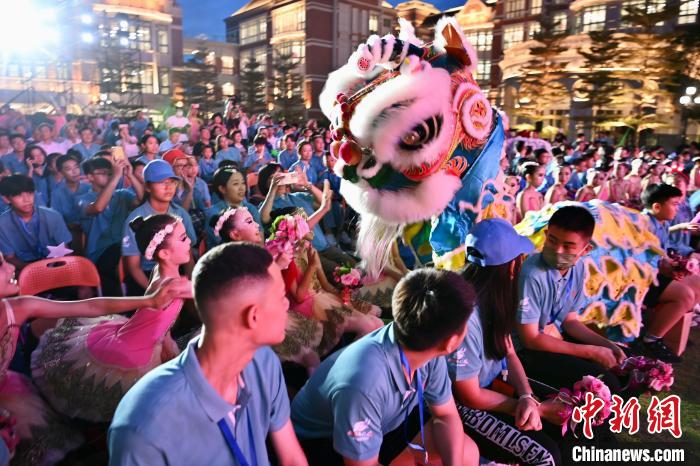 舞獅表演與現(xiàn)場(chǎng)觀眾互動(dòng)?！⊥鯑|明 攝