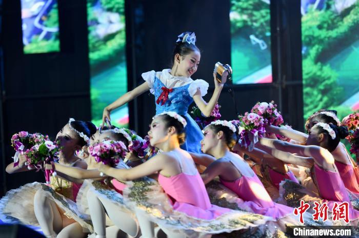 芭蕾表演《鮮花送給好朋友》?！⊥鯑|明 攝