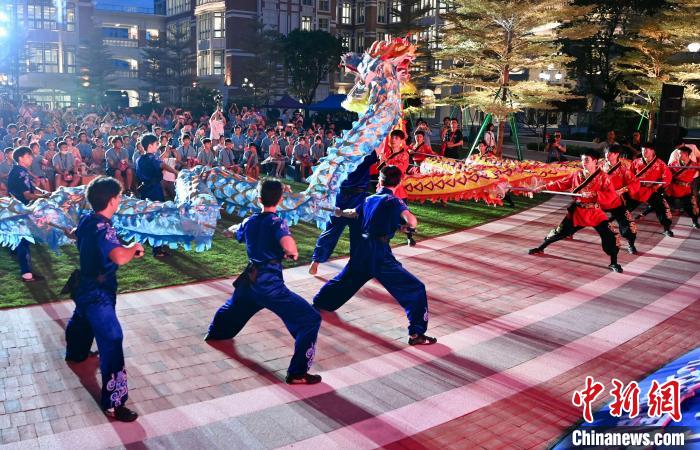 兩岸青少年同臺(tái)呈現(xiàn)龍獅表演?！⊥鯑|明 攝