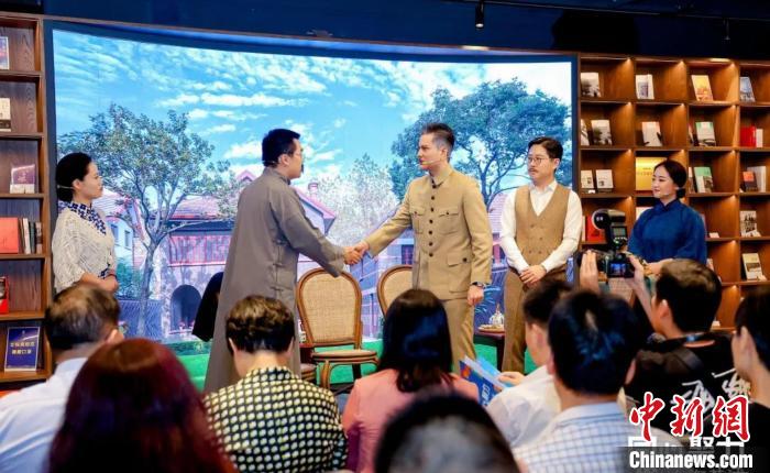 實(shí)驗(yàn)舞臺(tái)劇《握手》片段?！↑S浦區(qū)委統(tǒng)戰(zhàn)部供圖