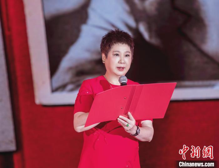 7月16日，榮智豐在2023年上海統(tǒng)戰(zhàn)文化周開幕活動中朗誦《與統(tǒng)戰(zhàn)先輩的時空對話》。　張昊 攝