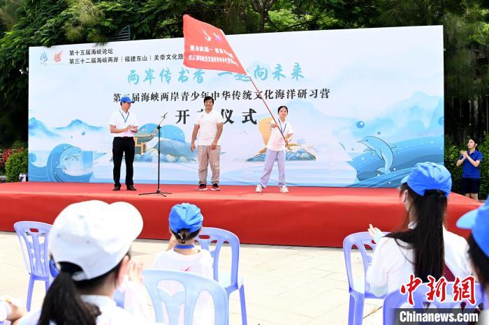 研習(xí)營(yíng)授旗儀式?！埥鸫?攝