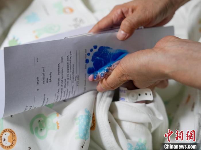 醫(yī)護(hù)人員為新生兒留下腳印?！?攝