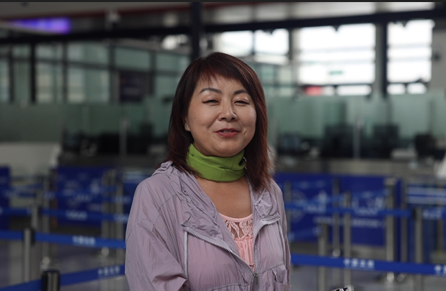 7月22日，曾經(jīng)在老撾瑯勃拉邦工作過3年的加拿大華僑孫月玲乘坐中老鐵路國際旅客列車從中國出境。衛(wèi)海林 攝