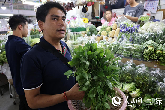 7月19日，泰國(guó)曼谷藍(lán)象餐廳員工向參加活動(dòng)的多國(guó)代表介紹如何挑選新鮮蔬菜。 人民網(wǎng)記者 張矜若攝