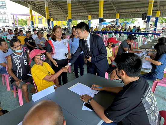 中方與菲方一道將中國(guó)援菲化肥分發(fā)至菲農(nóng)戶手中。中國(guó)駐菲律賓大使館供圖