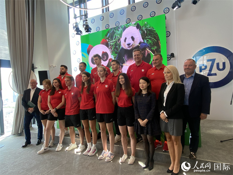 嘉賓與代表團代表合影。人民網記者 禹麗敏攝