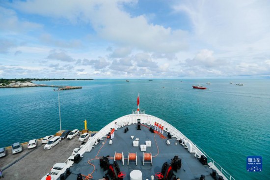 7月22日，中國(guó)海軍“和平方舟”號(hào)醫(yī)院船駛離基里巴斯首都塔拉瓦。當(dāng)?shù)貢r(shí)間22日上午10時(shí)，執(zhí)行“和諧使命-2023”任務(wù)的中國(guó)海軍“和平方舟”號(hào)醫(yī)院船圓滿結(jié)束對(duì)基里巴斯的首次訪問，駛離基里巴斯首都塔拉瓦，前往本次任務(wù)的第二站湯加努庫(kù)阿洛法港。新華社發(fā)（黎宇 攝）