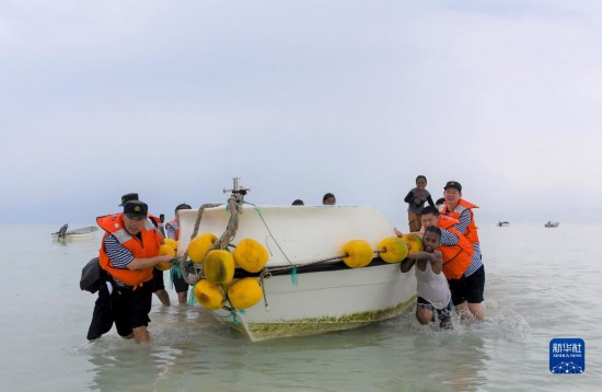 7月21日，中國(guó)海軍“和平方舟”號(hào)醫(yī)院船醫(yī)護(hù)人員涉水登島，前往基里巴斯一診療點(diǎn)。新華社記者 黎云 攝