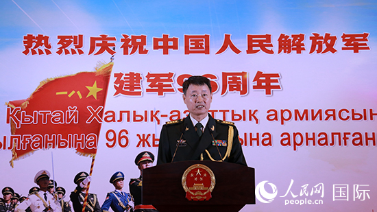 國防武官胡德君大校發(fā)表致辭。人民網(wǎng)記者 李強(qiáng)攝