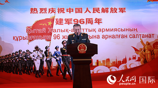 哈國防部副部長卡馬列特季諾夫中將發(fā)表致辭。人民網(wǎng)記者 李強(qiáng)攝
