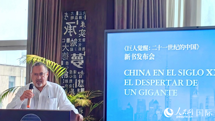 羅德里格斯博士現(xiàn)場介紹著作。吳志華攝