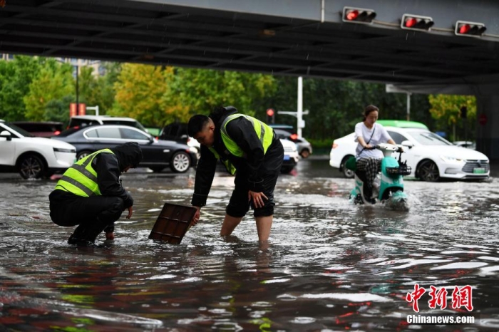 7月30日，河北省持續(xù)發(fā)布暴雨紅色預(yù)警信號。受今年第5號臺風(fēng)“杜蘇芮”殘余環(huán)流影響，7月28日以來，地處華北地區(qū)的河北省大部出現(xiàn)降雨。30日17時，該省氣象臺發(fā)布當(dāng)日第三次暴雨紅色預(yù)警信號。石家莊市城區(qū)不少區(qū)域積水嚴(yán)重，城管、環(huán)衛(wèi)、園林、市政等部門緊急出動，聯(lián)合疏堵保暢，筑牢防汛安全屏障。圖為石家莊裕華區(qū)城管局防汛隊員對沿街收水井進(jìn)行雜物清理，以保證排水暢通。翟羽佳 攝