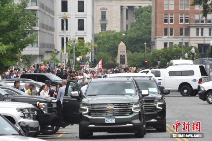 圖為特朗普出庭期間，其車(chē)隊(duì)和工作人員在聯(lián)邦法院外等待。<a target='_blank' href='/'><p  align=
