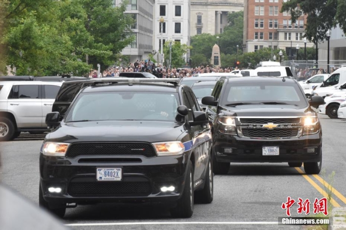 圖為結(jié)束出庭后，特朗普車(chē)隊(duì)駛離聯(lián)邦法院。<a target='_blank' href='/'><p  align=