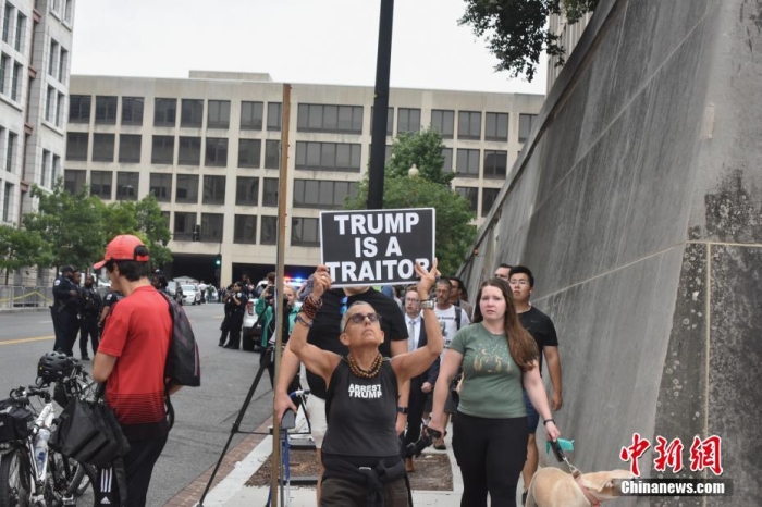 圖為聯(lián)邦法院附近的特朗普反對(duì)者。<a target='_blank' href='/'><p  align=