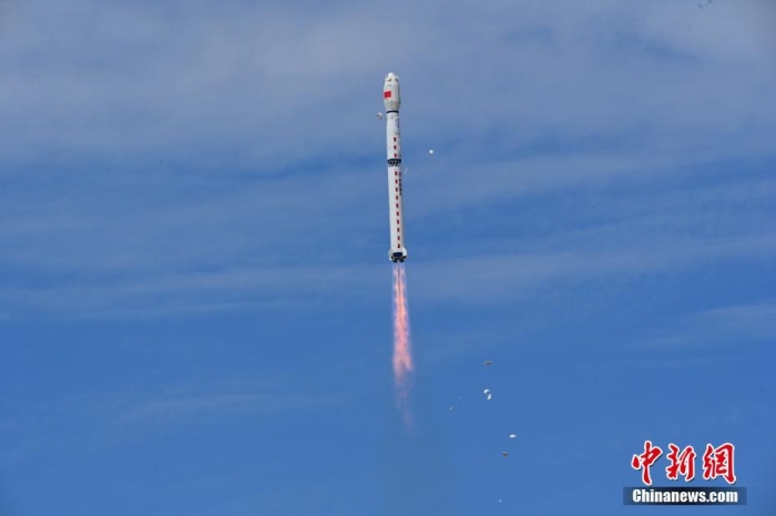 8月3日11時47分，中國在酒泉衛(wèi)星發(fā)射中心用長征四號丙遙四十四運(yùn)載火箭，成功發(fā)射風(fēng)云三號06星，衛(wèi)星順利進(jìn)入預(yù)定軌道，任務(wù)取得圓滿成功。該衛(wèi)星將接替在軌超期服役的風(fēng)云三號C星，探測數(shù)據(jù)主要用于天氣預(yù)報、大氣化學(xué)和氣候變化監(jiān)測業(yè)務(wù)及研究。汪江波 攝