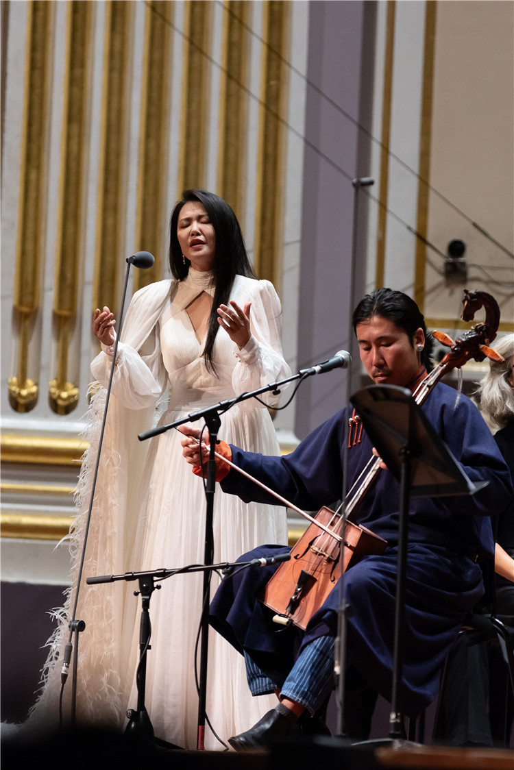 圖片說明： 8月5日，2023愛丁堡國際藝術(shù)節(jié)開幕式音樂會(huì)《慈悲頌》的演出現(xiàn)場。藝術(shù)節(jié)組委會(huì)供圖