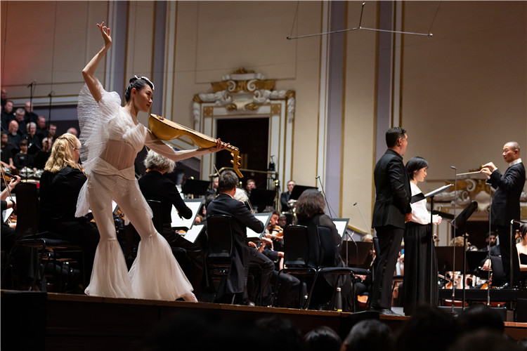 圖8月5日，2023愛丁堡國際藝術(shù)節(jié)開幕式音樂會(huì)《慈悲頌》的演出現(xiàn)場。藝術(shù)節(jié)組委會(huì)供圖