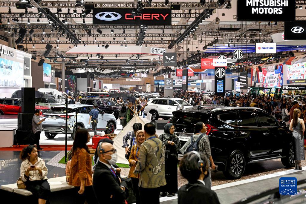 8月10日，在印度尼西亞萬丹省唐格朗的印尼會展中心，人們在2023年印尼國際汽車展上參觀。新華社發(fā)（阿貢攝）