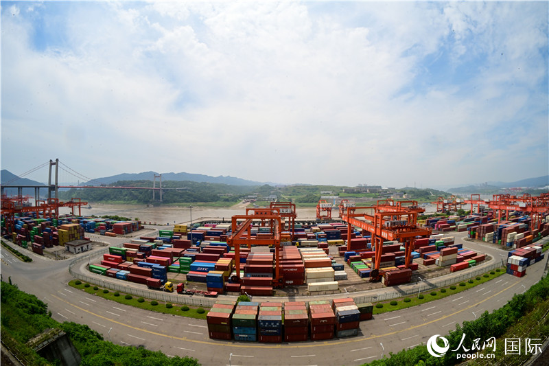 重慶果園港是我國內(nèi)河最大的鐵公水多式聯(lián)運樞紐港，也是西部陸海新通道的重要支點。圖為果園港全貌。人民網(wǎng)記者 苑基榮攝