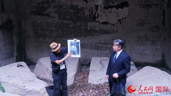 毒氣島歷史研究所事務局長山內正之在毒氣儲存遺址為大家介紹日軍發(fā)動毒氣戰(zhàn)的罪證。人民網(wǎng) 蔣曉辰攝