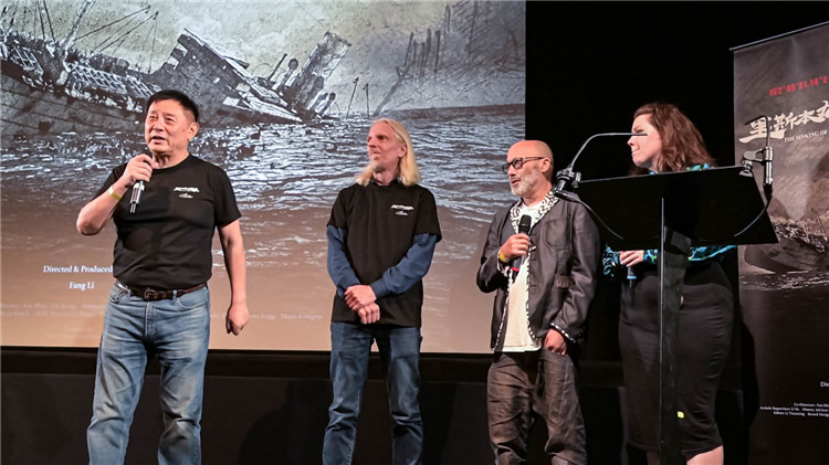 導(dǎo)演方勵(lì)以及團(tuán)隊(duì)成員分享體會(huì)。郭錦標(biāo)攝