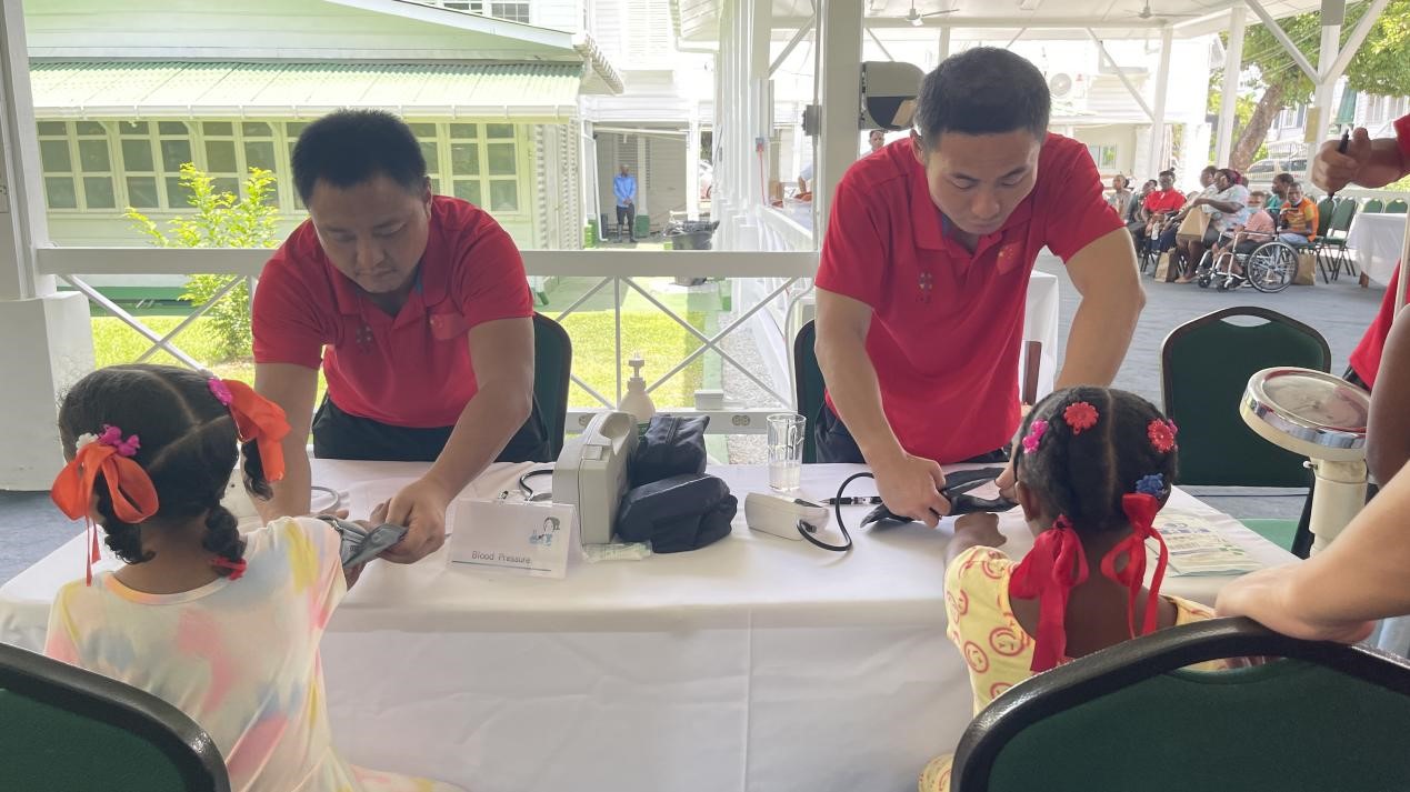 醫(yī)療隊員為福利院兒童進行檢查。第18期援圭亞那醫(yī)療隊供圖
