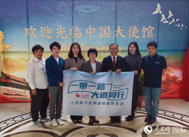 崔建春大使（右三）與人民網(wǎng)記者合影。