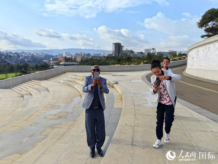 亞的斯亞貝巴友誼廣場的游客與人民網(wǎng)記者互動。人民網(wǎng)記者 陳星星攝