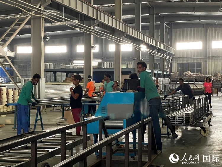 東方工業(yè)園華嘉鋁業(yè)生產(chǎn)車間。人民網(wǎng)記者 趙艷紅攝