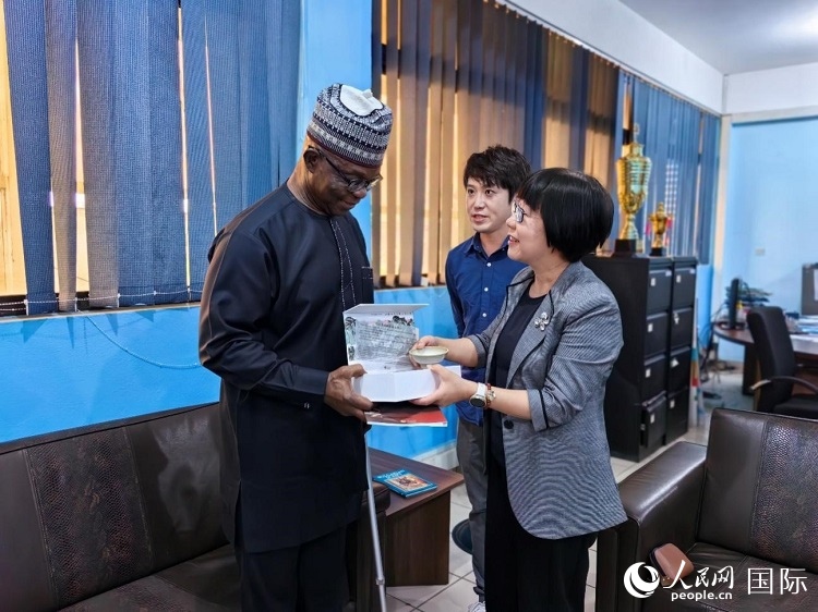 人民網(wǎng)監(jiān)事會主席唐維紅（右一）帶隊訪問尼日利亞通訊社，與該社總裁布克·龐勒（左一）交流。人民網(wǎng)記者 陳星星攝