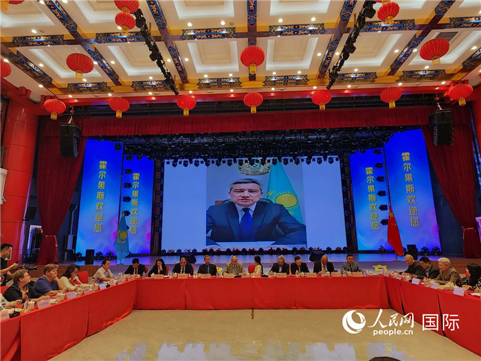 哈外交部駐阿拉木圖副代表拉伊莫夫視頻致辭。人民網(wǎng)記者 李強攝