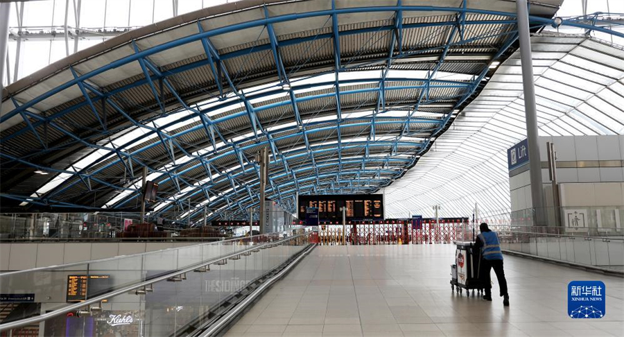 9月1日，一名工作人員在英國(guó)倫敦滑鐵盧火車站內(nèi)行走。因在收入、工作條件等方面與鐵路運(yùn)營(yíng)企業(yè)存在分歧，英國(guó)鐵路員工在9月1日、2日舉行罷工。由于鐵路服務(wù)大幅減少，人們出行面臨不便。新華社記者 李穎 攝