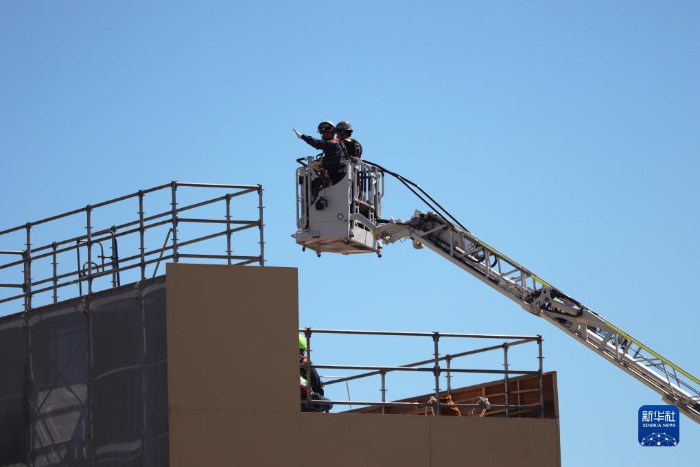 9月1日，在日本神奈川縣相模原市，消防員演練用消防云梯車(chē)救下被困高樓的民眾。9月1日是日本防災(zāi)日。當(dāng)天，日本中央政府及多個(gè)都縣市舉行了防災(zāi)演練，以提高大規(guī)模災(zāi)害發(fā)生時(shí)防災(zāi)機(jī)構(gòu)和市民迅速應(yīng)對(duì)的能力。新華社記者 楊光 攝