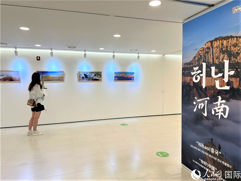 2.民眾參觀“看九曲黃河 聽(tīng)華夏故事”主題展。人民網(wǎng)記者 馬菲攝