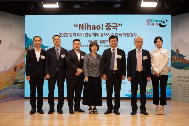 1.“你好！中國(guó)”2023黃河主題旅游海外推廣季韓國(guó)專場(chǎng)活動(dòng)5日在首爾舉行，圖為現(xiàn)場(chǎng)嘉賓合影。中國(guó)駐首爾旅游辦事處供圖