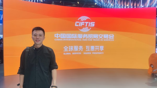 9月2日，梁家僖在國(guó)家會(huì)議中心拍照留念。受訪者供圖