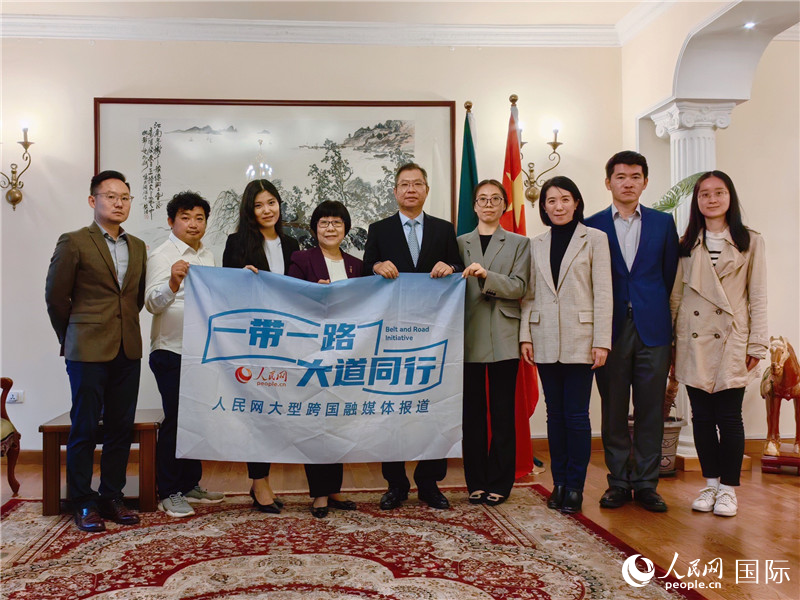 胡長春大使、駐非盟使團(tuán)工作人員與人民網(wǎng)記者合影。