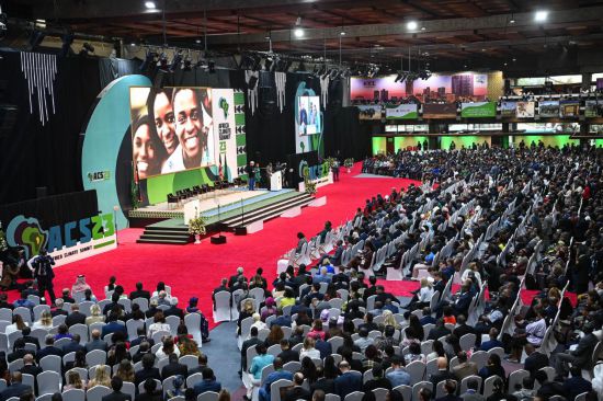 9月4日，在肯尼亞內(nèi)羅畢，與會(huì)代表參加首屆非洲氣候峰會(huì)開(kāi)幕式。新華社記者 韓旭 攝