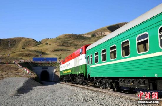 2016年8月24日，塔吉克斯坦“瓦赫達(dá)特-亞灣”鐵路通車。這是絲綢之路經(jīng)濟(jì)帶框架下首個(gè)開工并建成的鐵路項(xiàng)目，具標(biāo)志性意義。圖為火車進(jìn)入由中鐵十九局集團(tuán)有限公司承建的隧道。文龍杰 攝