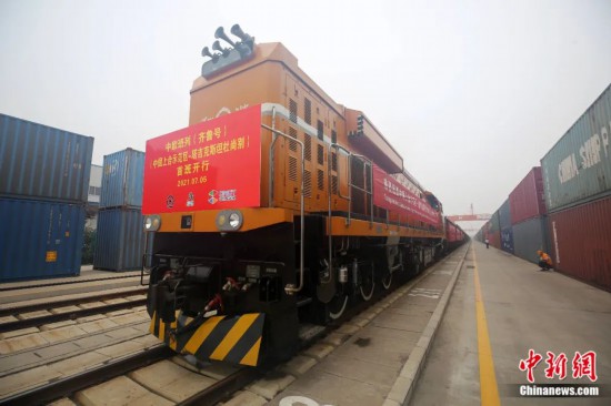 2021年7月5日，中國(guó)—上海合作組織地方經(jīng)貿(mào)合作示范區(qū)（簡(jiǎn)稱“上合示范區(qū)”）前往塔吉克斯坦首都杜尚別的首班中歐班列（齊魯號(hào)）“上合快線”發(fā)出，從上合示范區(qū)青島多式聯(lián)運(yùn)中心啟程，為中國(guó)及日本、韓國(guó)等周邊國(guó)家和地區(qū)與塔吉克斯坦經(jīng)貿(mào)往來提供了全新的物流解決方案。胡耀杰 攝