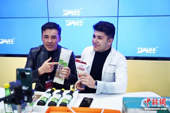 2023年3月，甘肅省慶陽(yáng)市環(huán)縣電商創(chuàng)業(yè)孵化基地內(nèi)，來自蘭州文理學(xué)院的塔吉克斯坦留學(xué)生正在協(xié)助主播直播帶貨當(dāng)?shù)剞r(nóng)特產(chǎn)品。李亞龍 攝