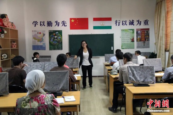 2014年，塔吉克斯坦國(guó)立民族大學(xué)的孔子學(xué)院內(nèi)，教師正在為塔吉克斯坦學(xué)生授課。田冰 攝