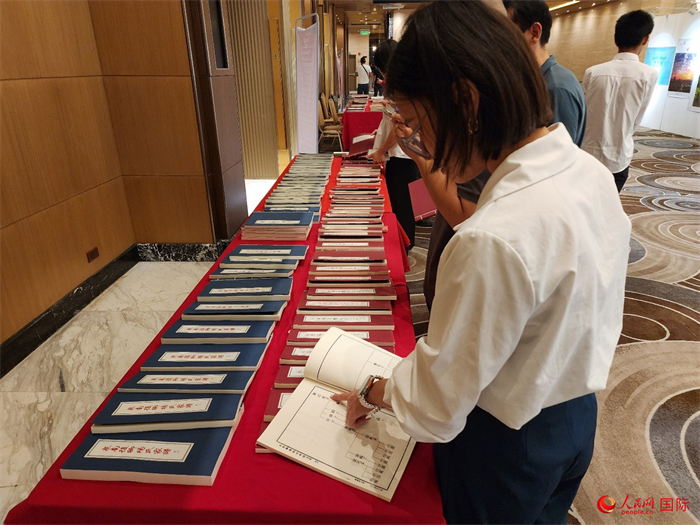 現(xiàn)場嘉賓參觀“根脈尋蹤”泉州百個家族移民菲律賓族譜展。人民網(wǎng)記者 樊帆攝