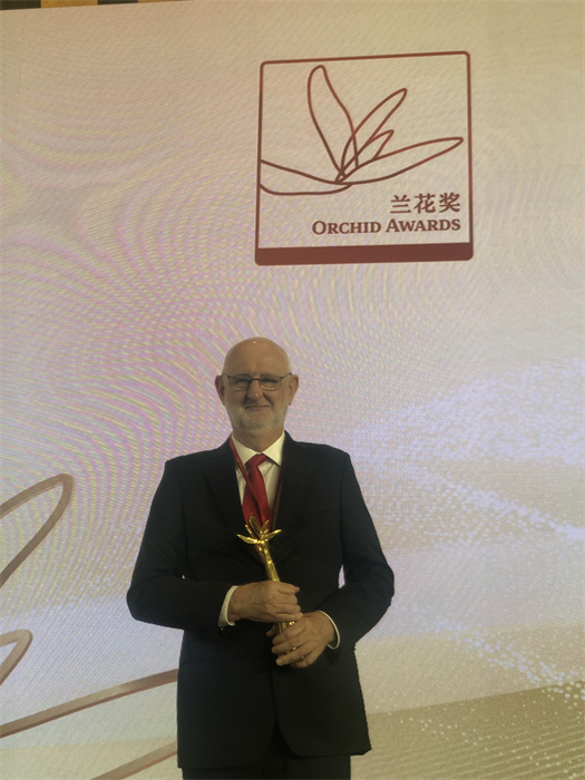 保利諾教授在頒獎典禮現(xiàn)場。 巴西圣保羅州立大學(xué)孔子學(xué)院供圖。